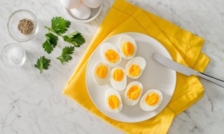 How many grams of protein have 1 egg? How many calories?