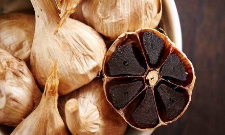 Is black garlic oil applied to eyelashes?
