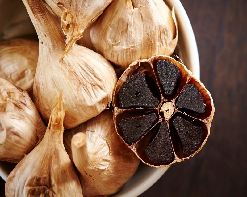Is black garlic oil applied to eyelashes?