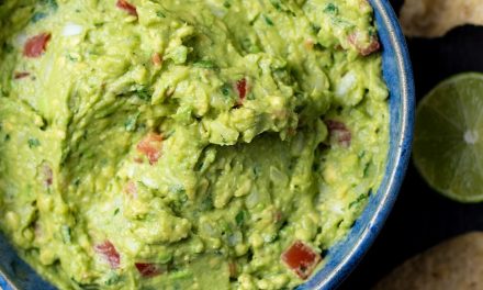 How to make Guacamole Sauce? What to eaten with?