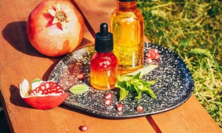 How to apply pomegranate seed oil to hair?